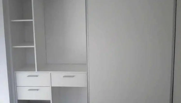 Alucom - Fabrica de aberturas de aluminio y amoblamientos en melamina - Mendiolaza