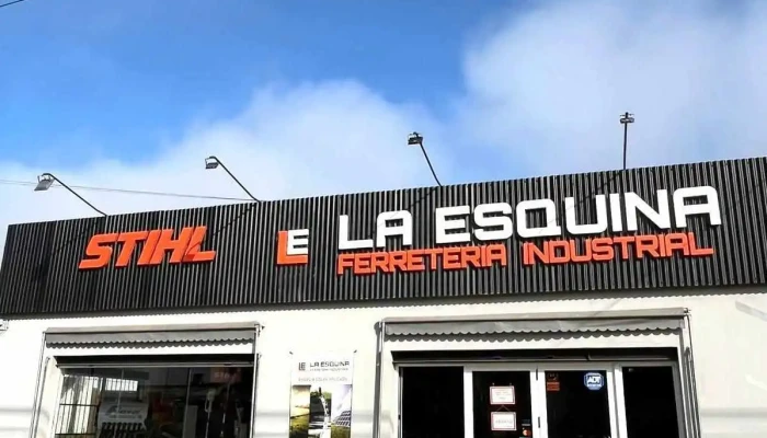 Furban Litoral Ferretería / Stihl/ Energia solar - Tostado